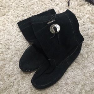 Minnetonka boots size 6
